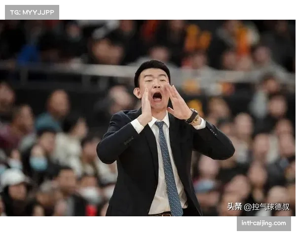 特写：争议判罚后，浙江广厦主帅王博与技术统计台激烈争论